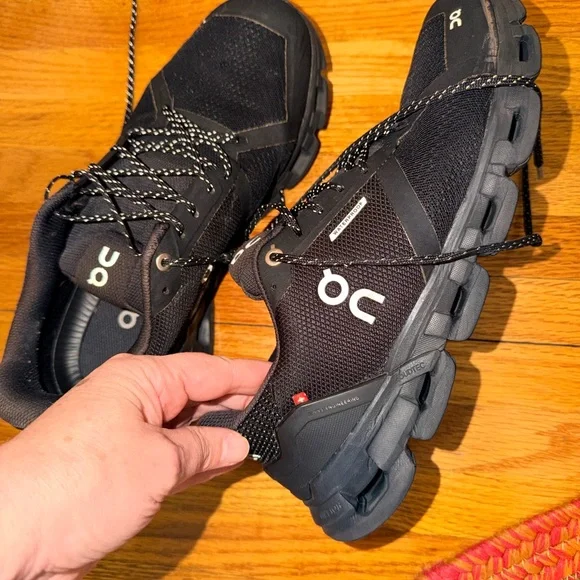 On Running women’s  Black Athletic Shoes - Picture 3 of 4